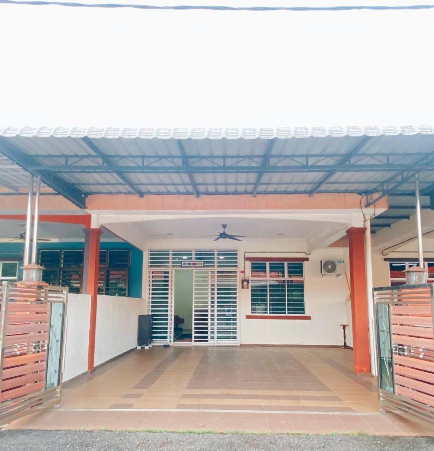 Rawyna Homestay Segamat Exterior photo